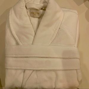 Brand New super soft Frette Velour Shawl Collar bath robe in white medium M
